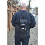 Ein Mann trägt das Flaschensystem im Rucksack auf dem Rücken.