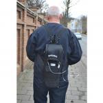 Ein Mann trägt das Flaschensystem im Rucksack auf dem Rücken.