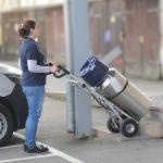 Eine Mitarbeiterin befördert den Liberator 60 durch einen Treppensteiger die Stufen hinauf. Liberator 60