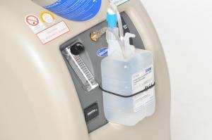 Detailbild des stationären Sauerstoffkonzentrators Perfecto2 mit angeschlossenem Atemgasbefeuchter
