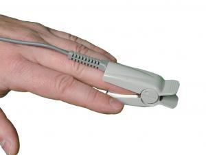 Patientenkabel mit Fingerclip am Mittelfinger