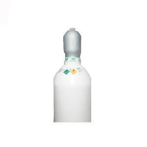 Weiße Gasflasche mit silberner Haube, gefüllt mit medizinischem Sauerstoff - medizinische Gase