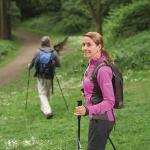 Eine Frau beim Wandern trägt den SimplyGo mini im Rucksack. - SimplyGo mini