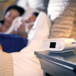 DreamStation CPAP Pro steht auf dem Nachttisch