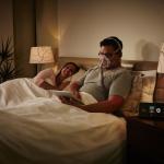 Patient sitzt im Bett und benutzt den AirCurve 10 S