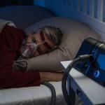 Opa liegt im Bett und benutzt den Prisma25S-C